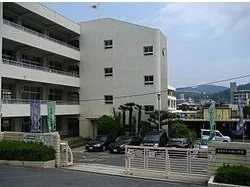 八幡小学校まで1300m