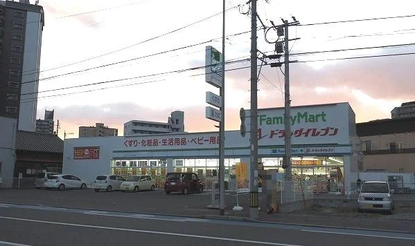 ファミマドラッグイレブン北方店まで600m