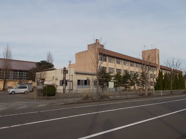 春日山小学校まで1200m