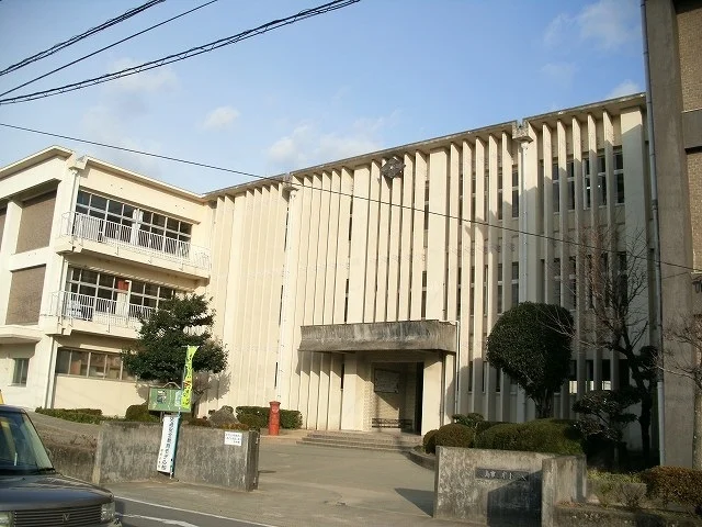 国府小学校まで1300m