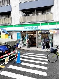 ファミリーマート牛込柳町駅前店まで480m
