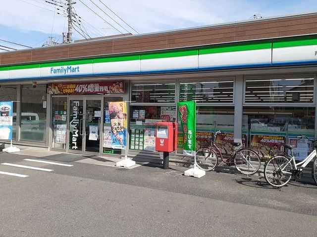 ファミリーマートまで129m
