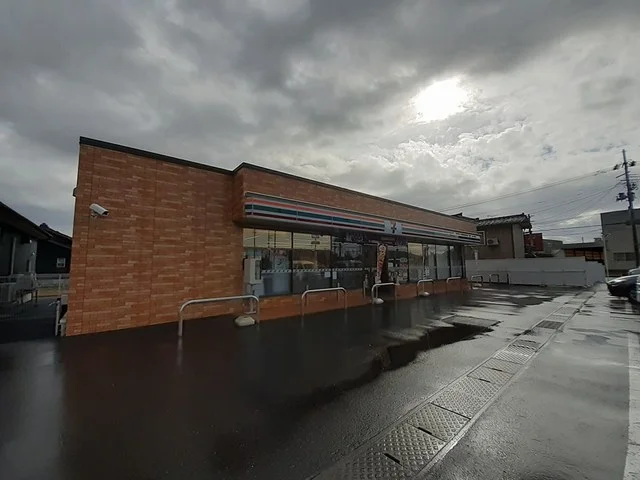 セブンイレブン小須戸新保店まで198m