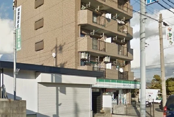 ファミリーマートまで830m