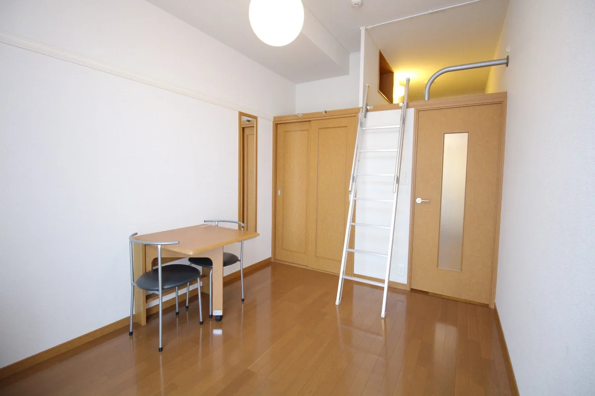 ロフト付きのお部屋で天井が高くなっているのが特徴です！