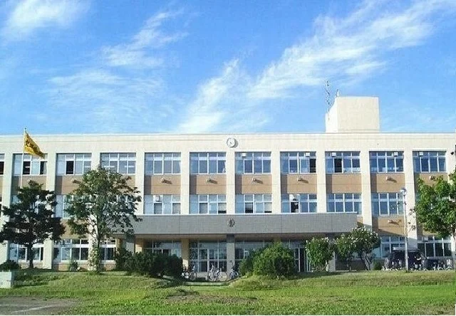 美唄市立美唄中学校まで1500m