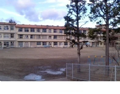 渡利小学校まで2100m