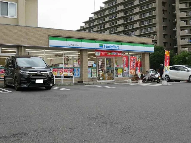 ファミリーマートまで650m