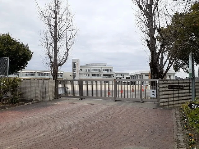 西端小学校まで211m