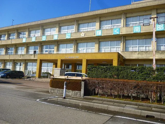 砺波南部小学校まで1000m