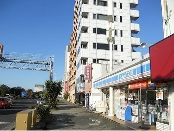 ローソン衣掛町店まで80m
