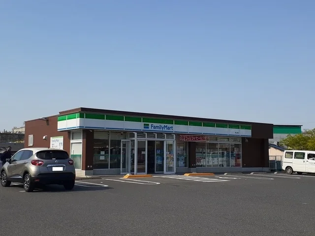 ファミリーマート郡店まで900m