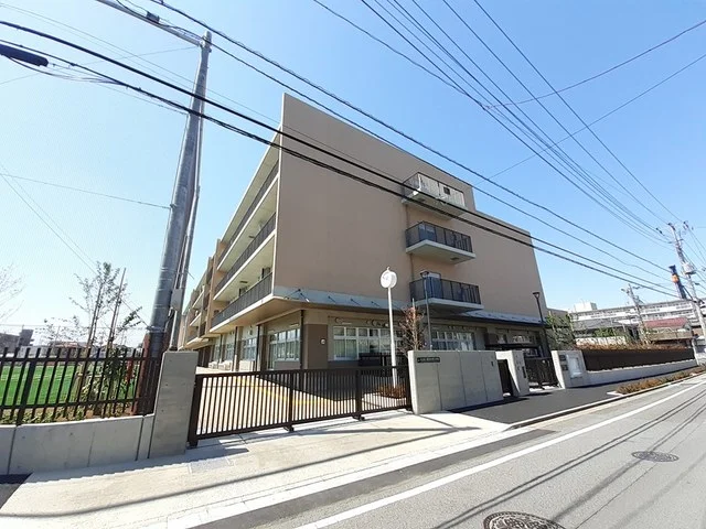 足立区立鹿浜未来小学校まで309m