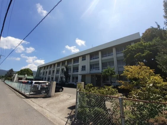 坂出市立西庄小学校まで550m