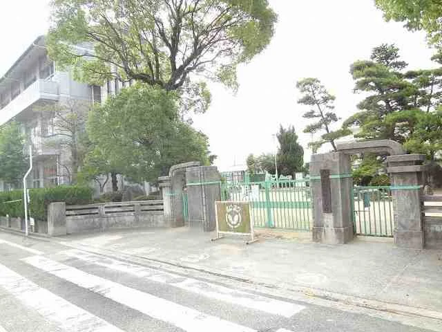 神拝小学校まで1900m