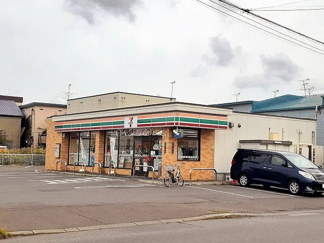 セブンイレブン滝川本町店まで300m