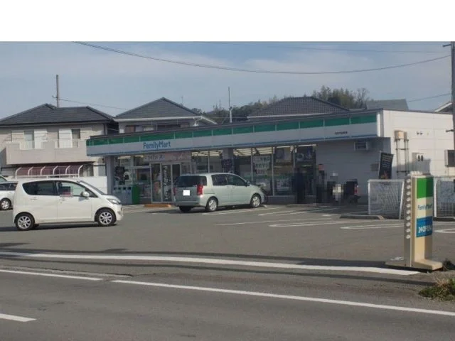 ファミリーマートまで960m