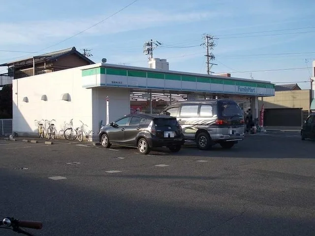 ファミリーマート津結城神社前店まで800m