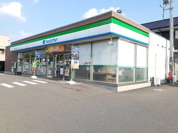 ファミリーマート小原田５丁目店まで600m