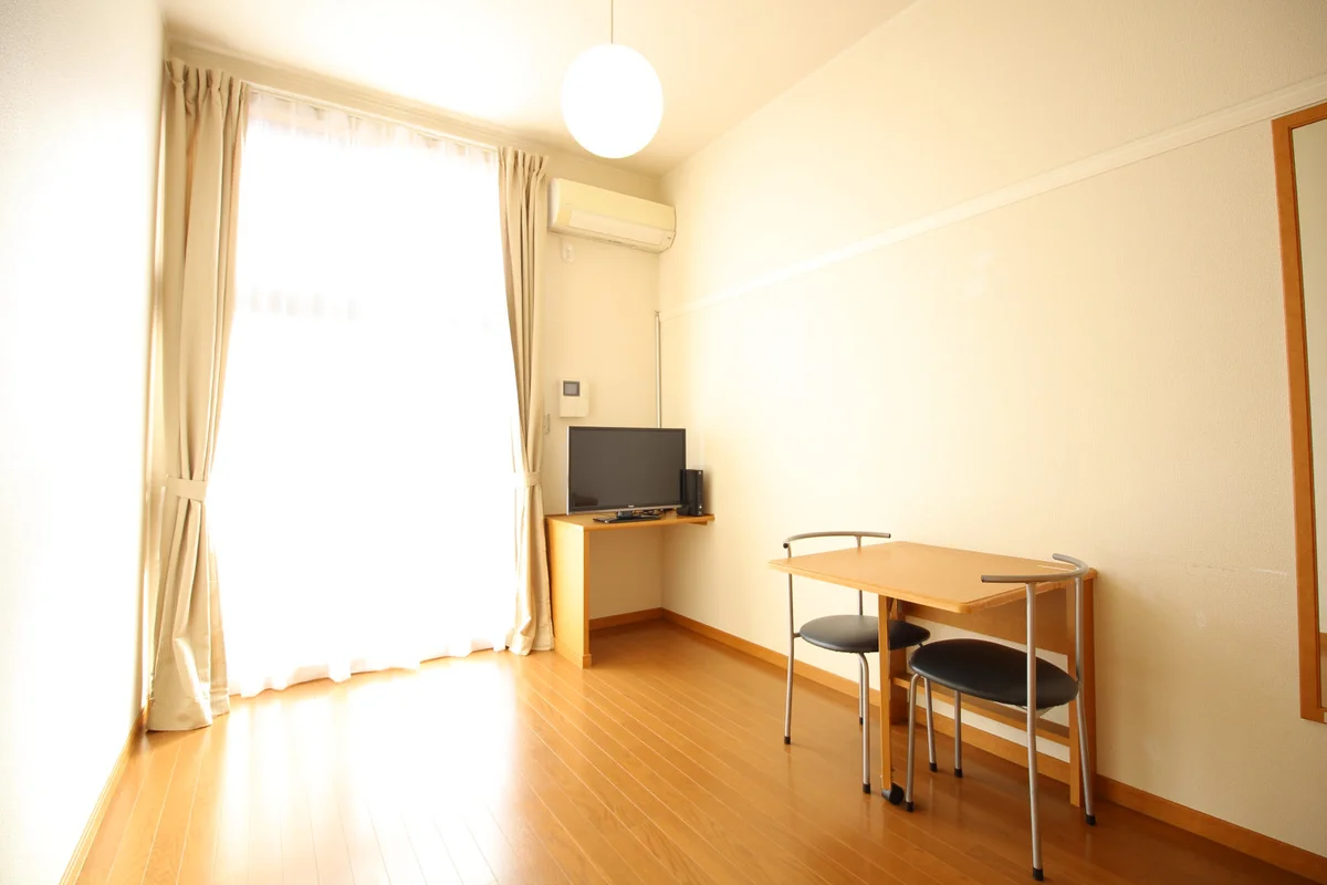 ロフト付きなので、天井高く開放感のあるお部屋です。