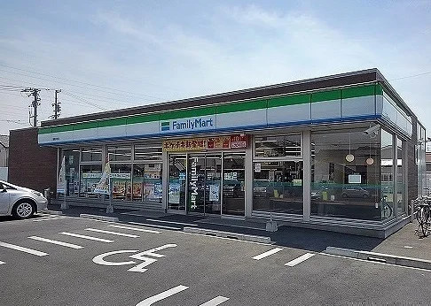 ファミリーマートまで550m
