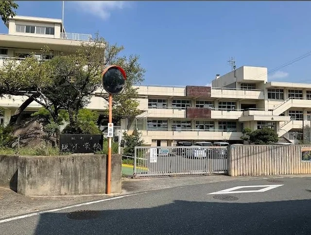 坂小学校まで600m