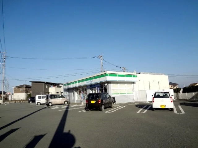ファミリーマートまで930m