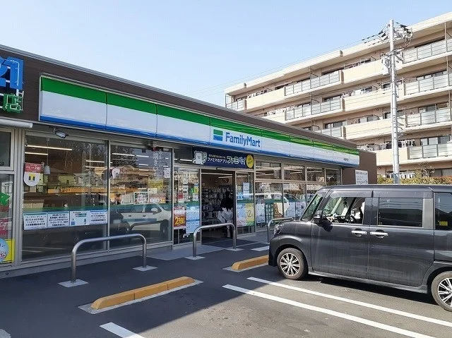 ファミリーマートまで554m
