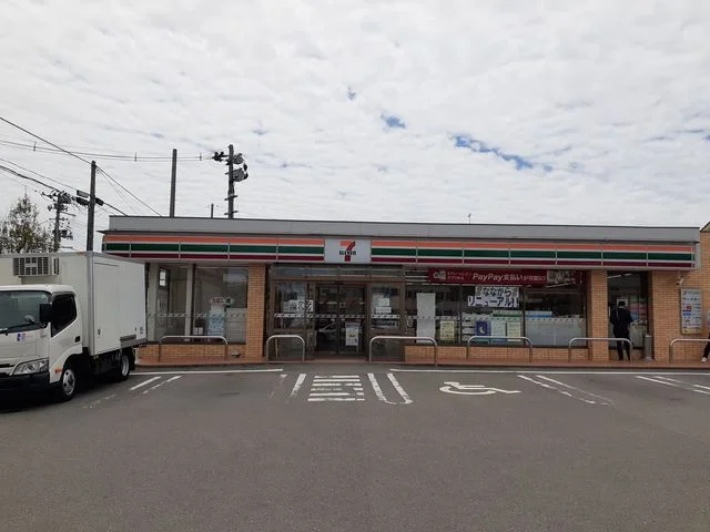 セブンイレブン本町3丁目店まで407m