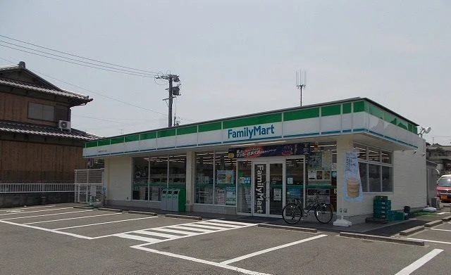 ファミリーマート鈴鹿ひばりケ丘まで500m