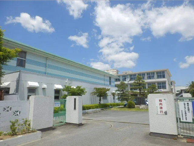 浜松市立曳馬中学校まで1300m