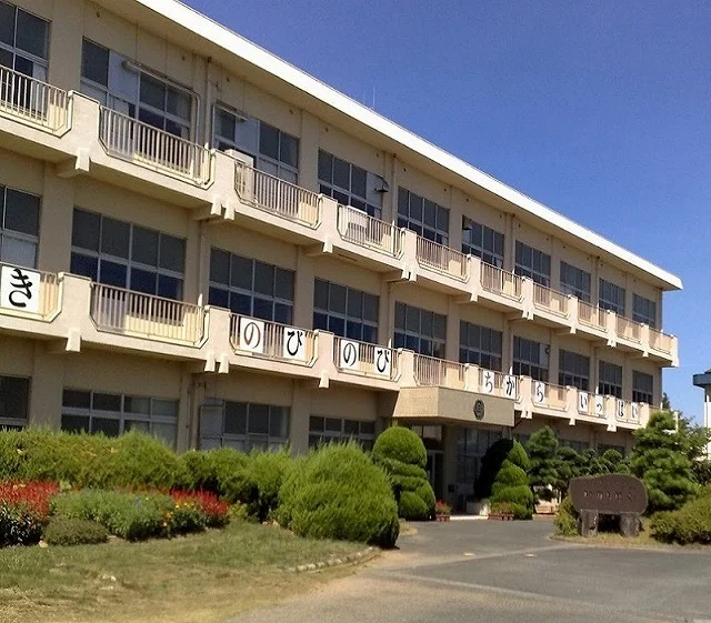 白須賀小学校まで1300m