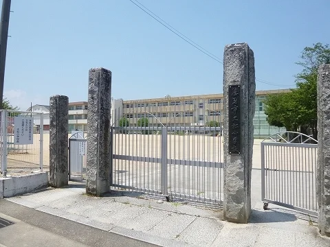 大松小学校まで450m