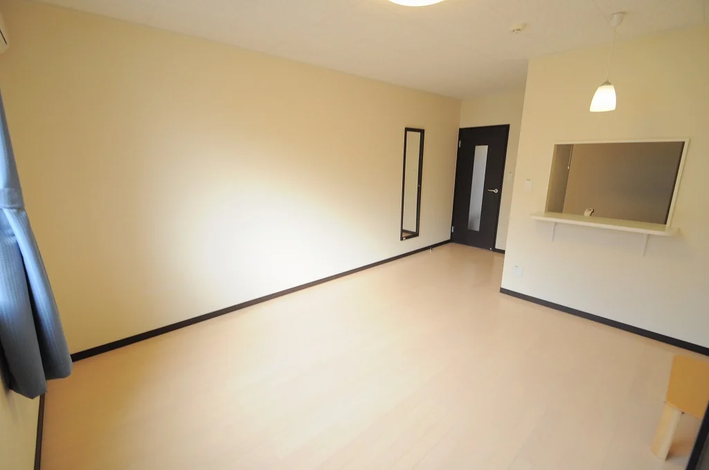 こげ茶色が基調の落ち着いたお部屋になります