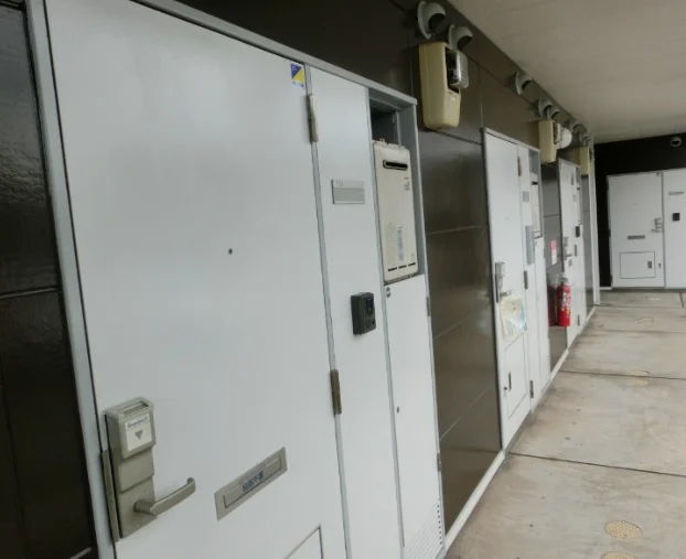 共用部分は清掃業者が清掃しております。