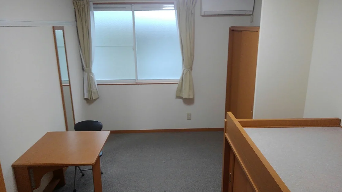 造り付けテーブルは折りたたむこともできます。