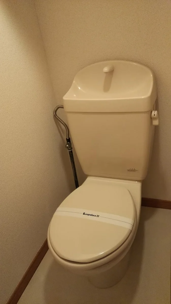 ２階のトイレは温水洗浄便座無しです。