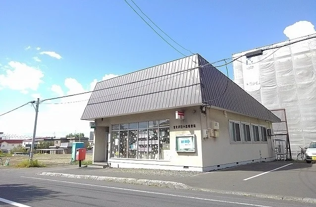 日の出郵便局まで590m