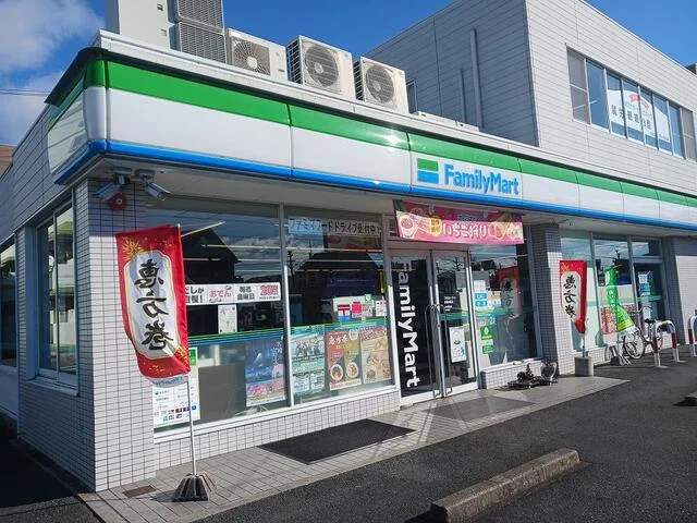 ファミリーマートまで50m