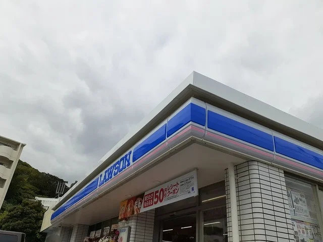 ローソン与那原板良敷まで824m