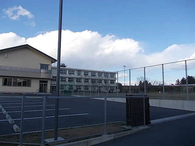 菊川市立横地小学校まで900m