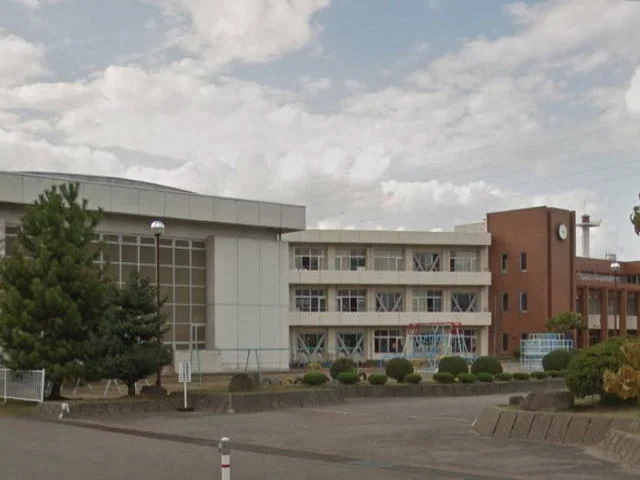 福光中部小学校まで1000m