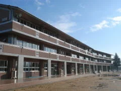 砺波北部小学校まで1400m