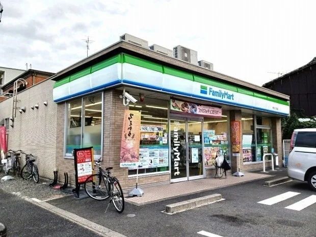 ファミリーマートまで63m