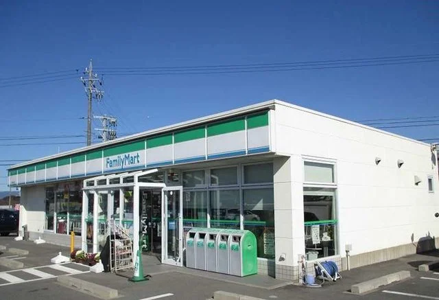 ファミリーマートまで700m