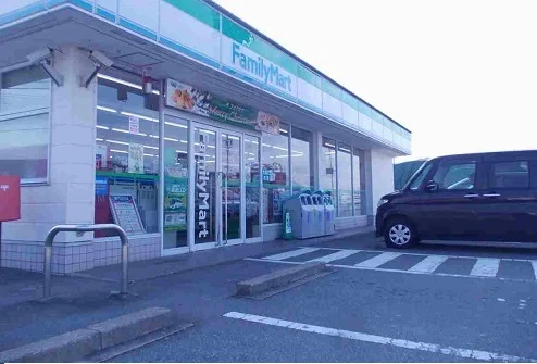 ファミリーマートまで700m