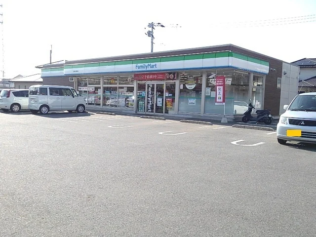 ファミリーマート久留米北野町店まで670m