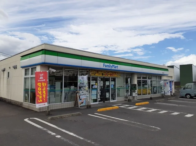 ファミリーマート 国分向花店まで1100m