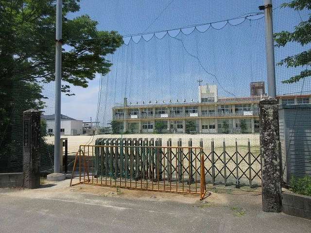 矢ヶ部小学校まで220m