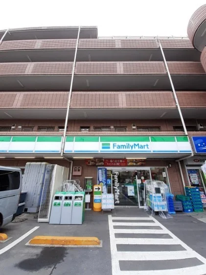 ファミリーマート鎌田三丁目店まで410m